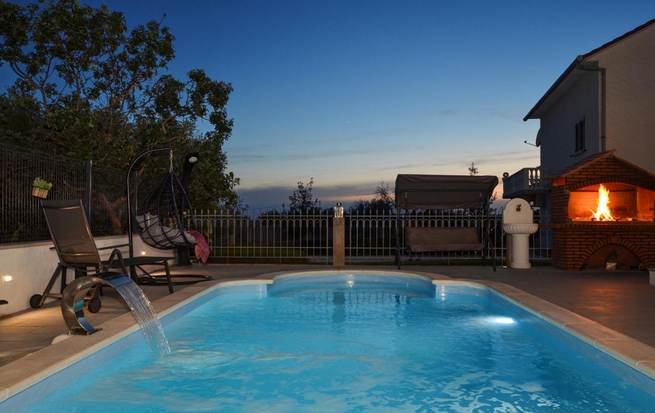 Apartment With Heated Pool And Sea View Трогир Екстериор снимка
