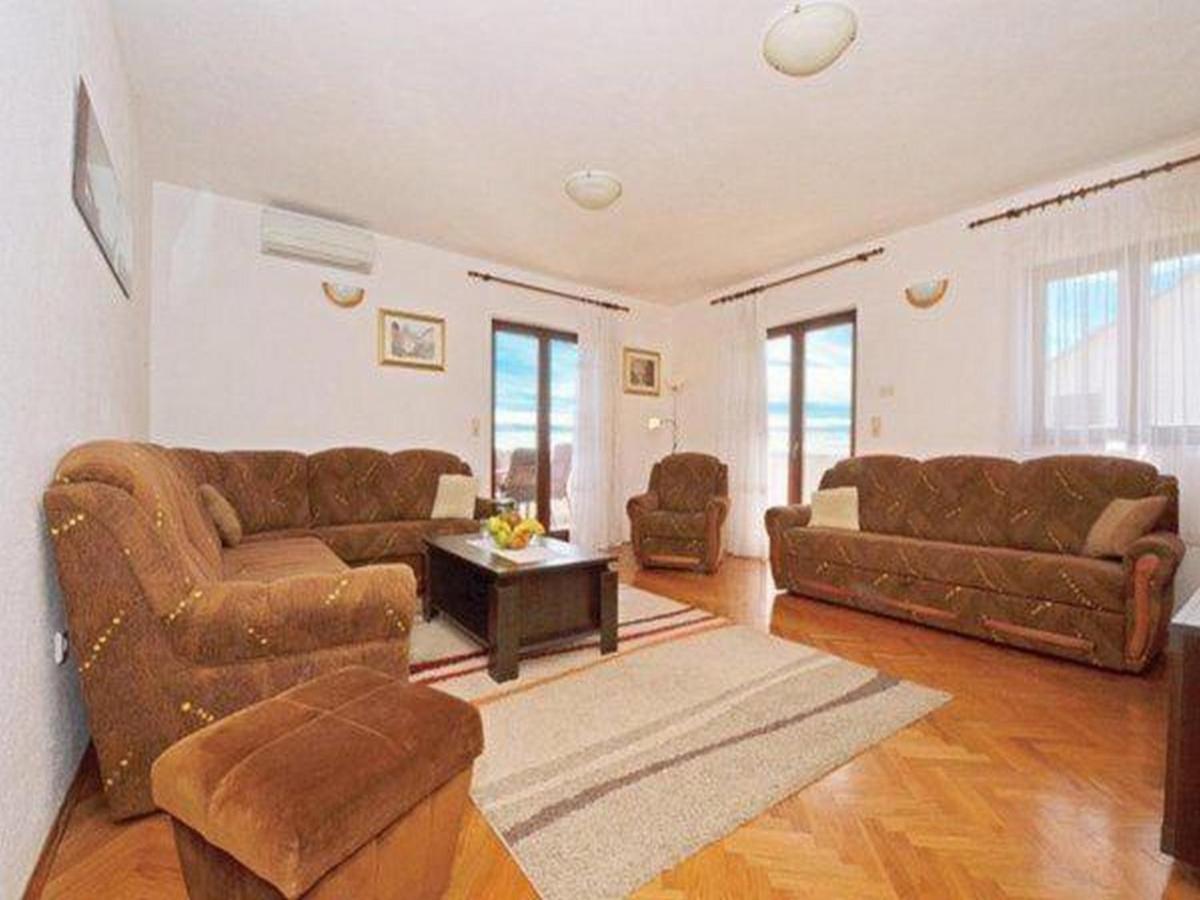Apartment With Heated Pool And Sea View Трогир Екстериор снимка